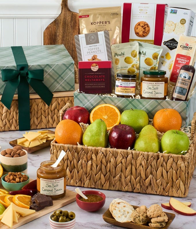 Fresh Fruit and Hors D&#39;oeuvres Basket
