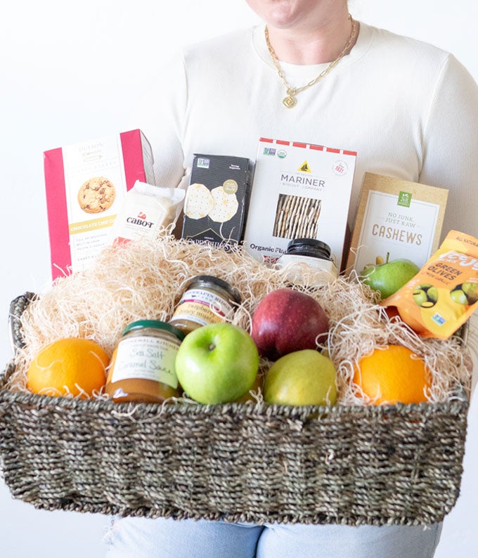 Fresh Fruit and Hors D&#39;oeuvres Basket