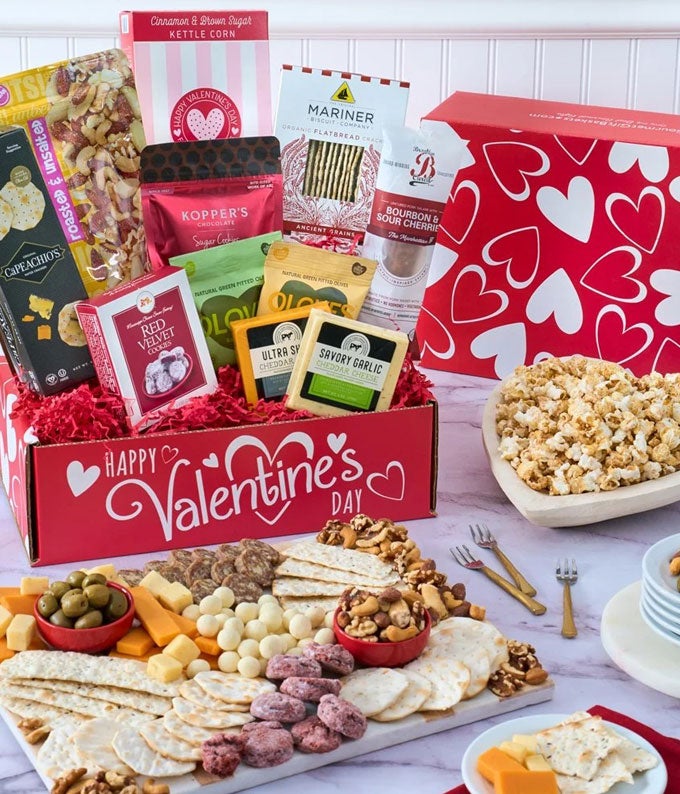 Gourmet Valentine&#39;s Day Deluxe Gift Box